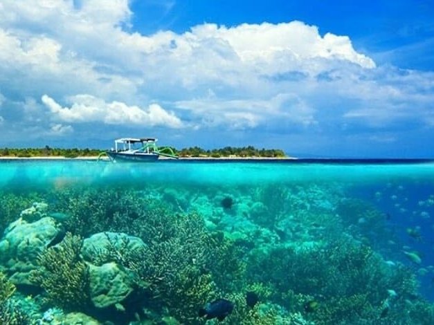Pasangan menikmati pantai Lombok